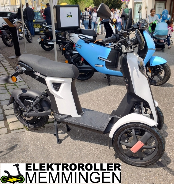 Elektroroller mit drei Rädern und Neigetechnik: der Doohan iTango 45 km/h eRoller mit BOSCH-Motor
